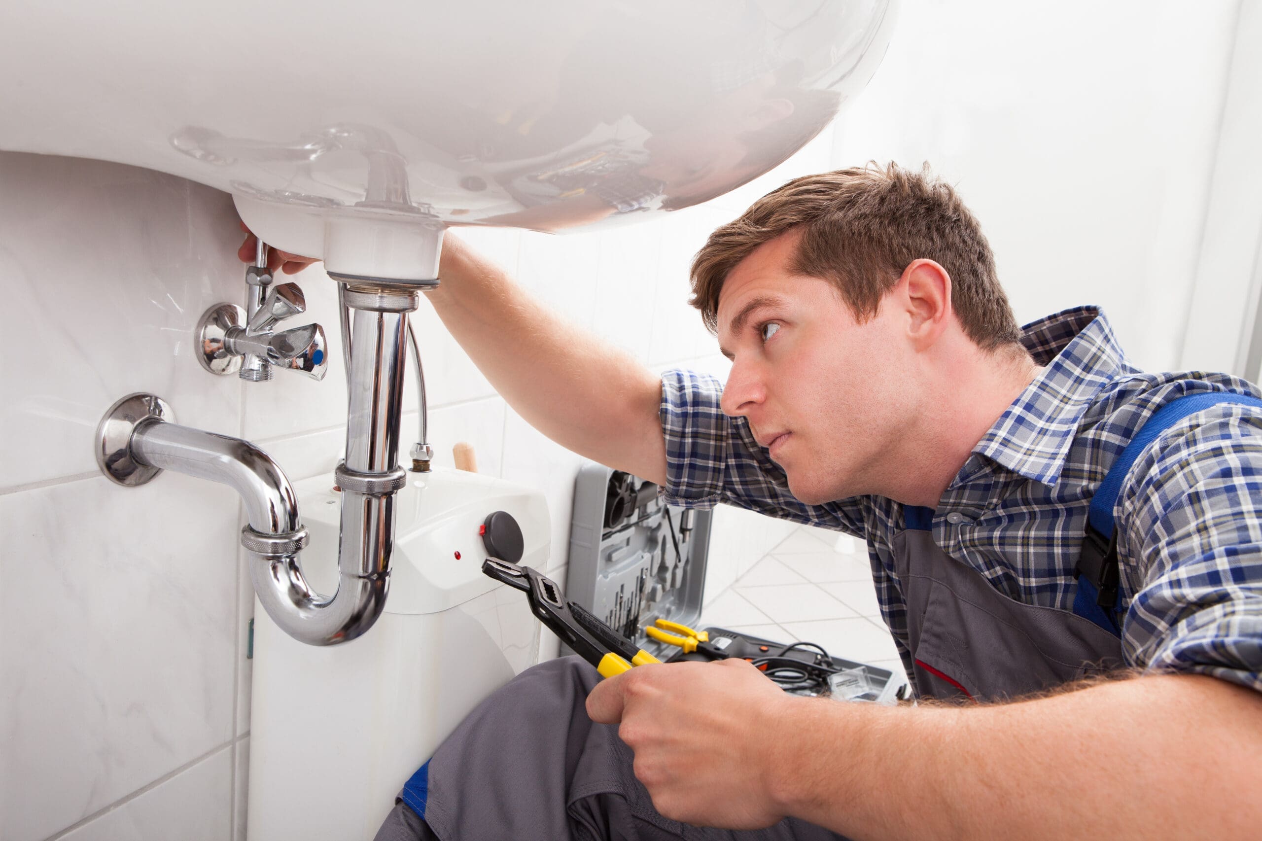 When to DIY and When to Call in the Plumbing Pros